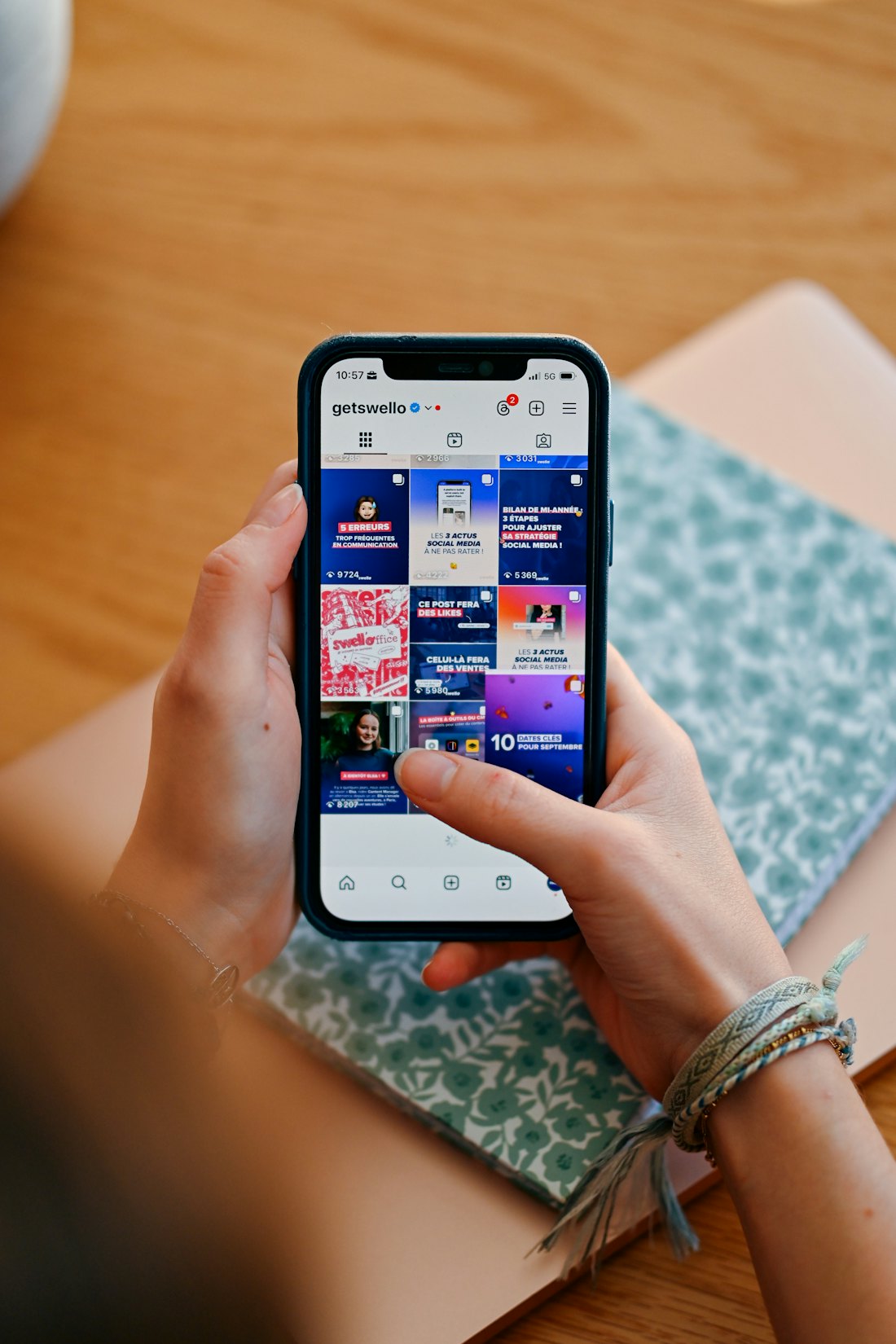 Contenu social produit par le studio, affiché sur un téléphone